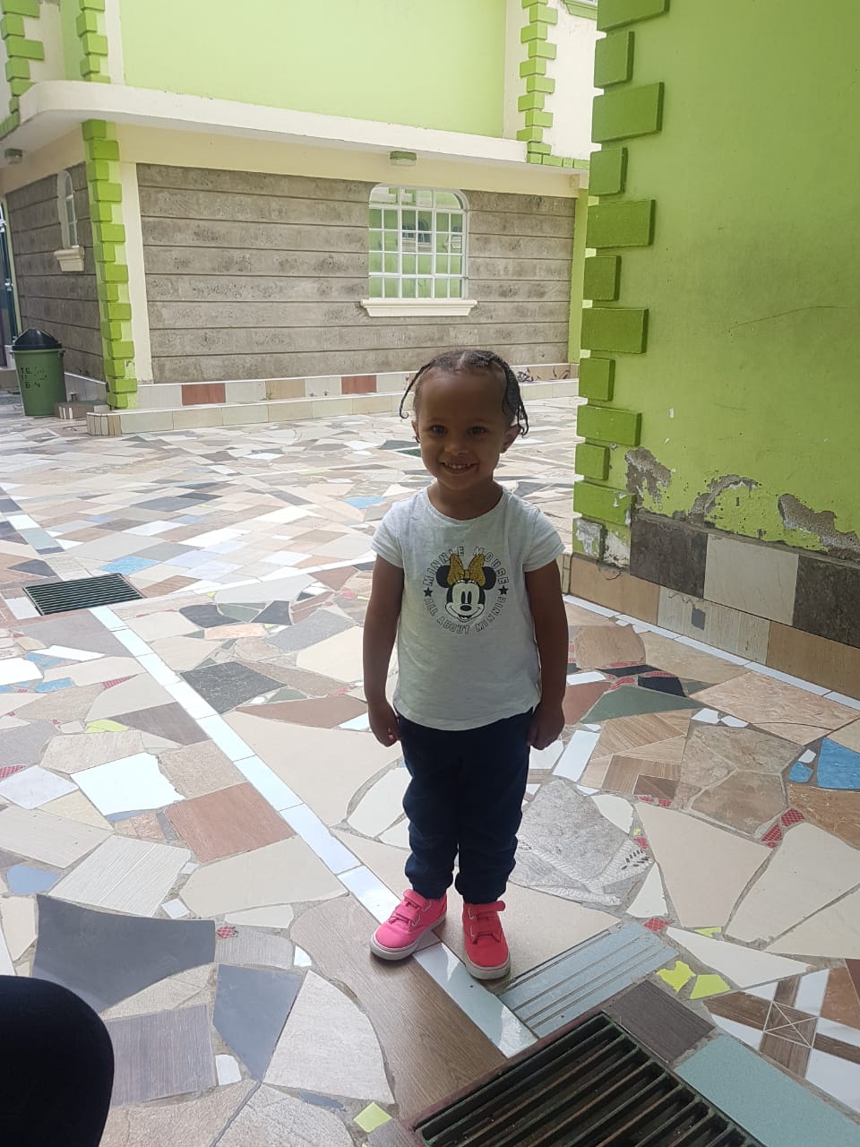  #*# Das kleine Mädchen mit einem Kranz in den Haaren #+# Jaya an ihrem ersten Schultag